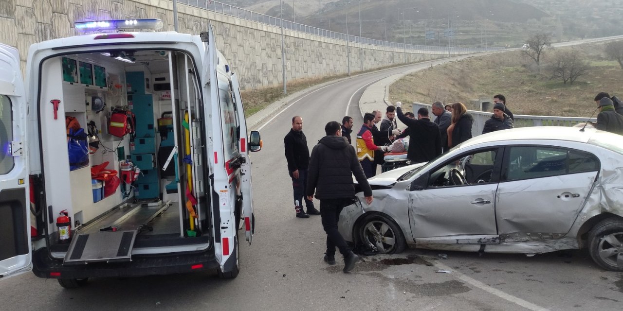 Batman'da İki Otomobil Çarpıştı: 4 Yaralı