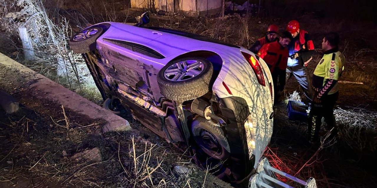 Sivas’ta Otomobil Şarampole Devrildi: 5 Yaralı