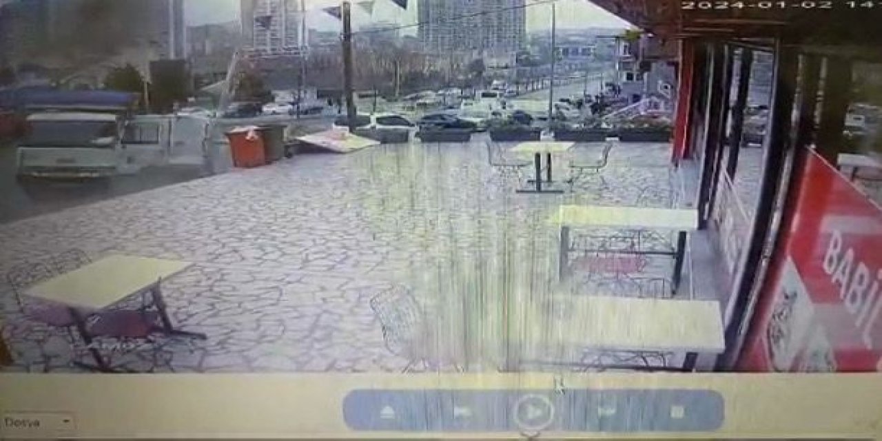 Gaziosmanpaşa'da Kaza Yapan Kamyon Şoförü Kapı Açılınca Yola Savruldu