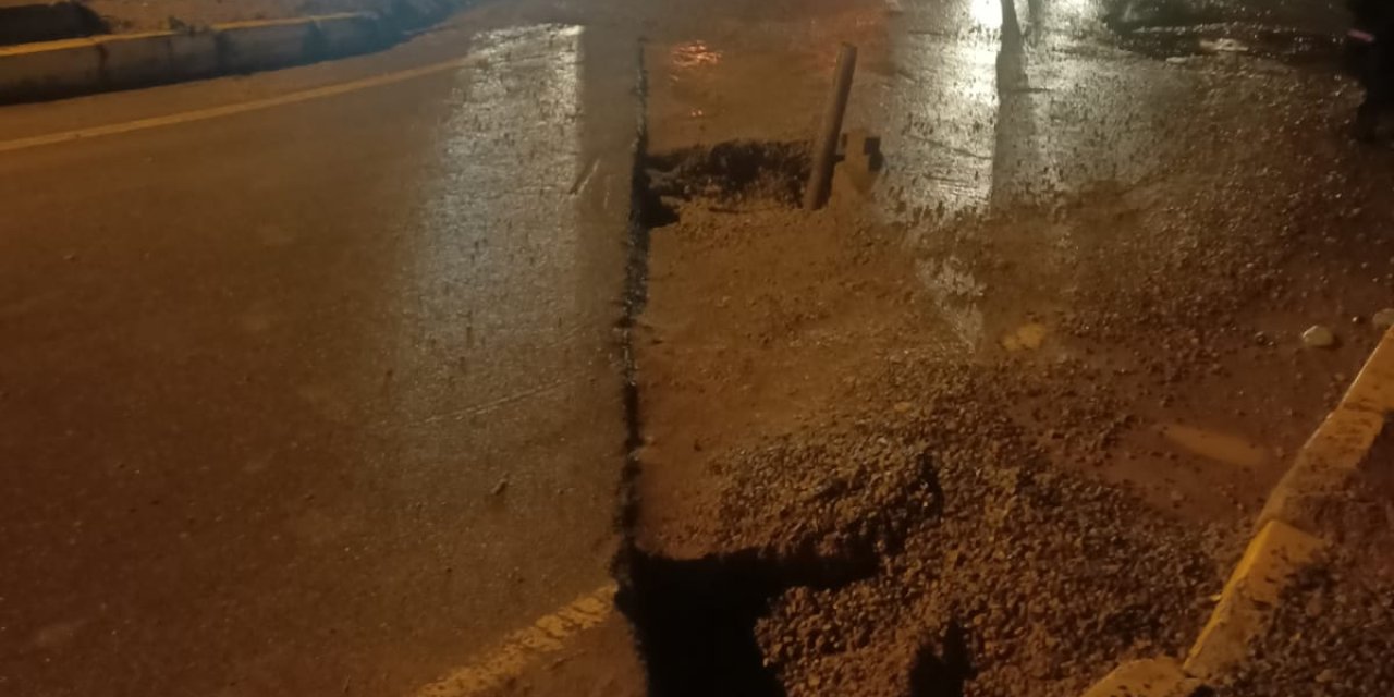 Yol Çöktü Seyir Halindeki Otomobil Çukura Düştü