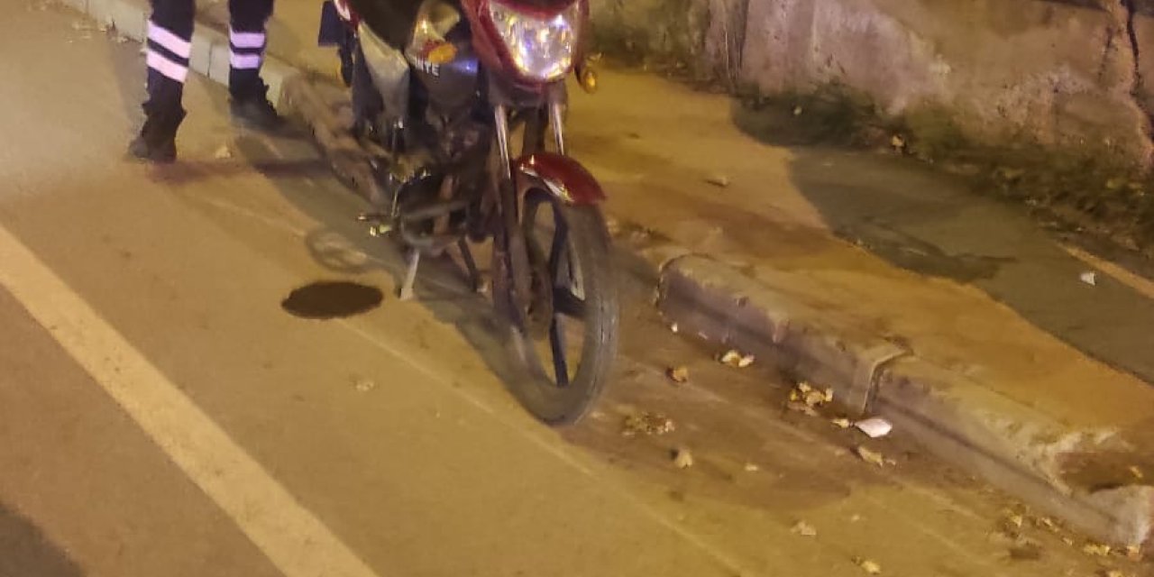 Motosikletli Yolun Karşısına Geçmek İsteyen Yayaya Çarptı; 2 Yaralı