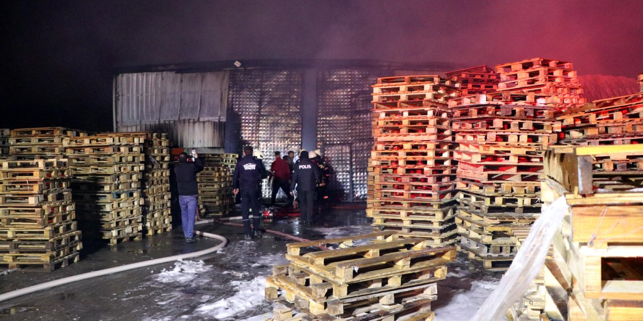 Kayseri'de Palet Fabrikasında Yangın
