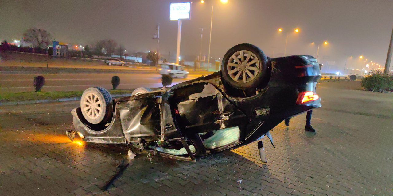 Yayalara Çarpmamak İçin Ani Manevra Yapınca Otomobil Takla Attı: 3 Yaralı