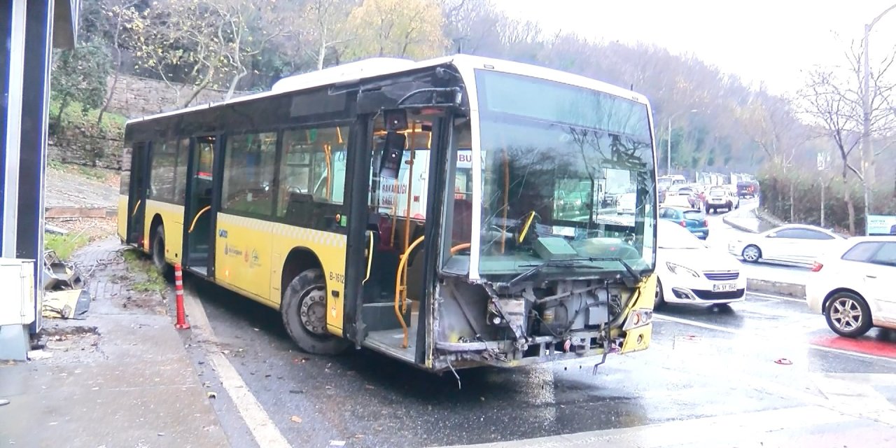 Sarıyer'de İett Otobüsü Bariyerlere Çarptı: 3 Yaralı