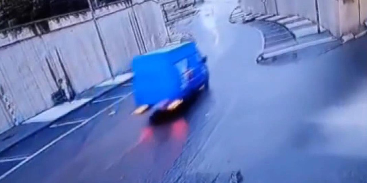 Başakşehir'de Kargo Aracının Devrildiği Anlar Kamerada