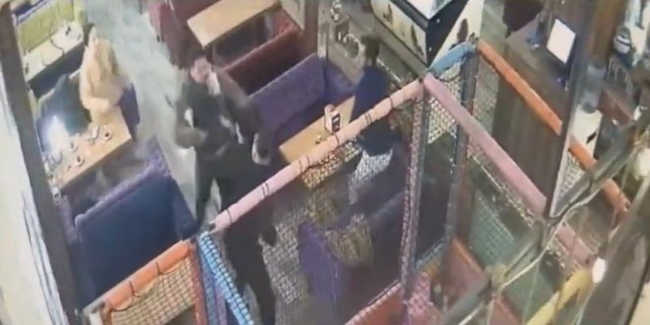 Bağcılar'da Kafede Çıkan Kavgada Bıçaklandı; O Anlar Kamerada