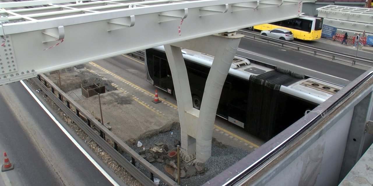 Metrobüs Yolundaki Üst Geçit Çalışması Tartışmalara Neden Oldu