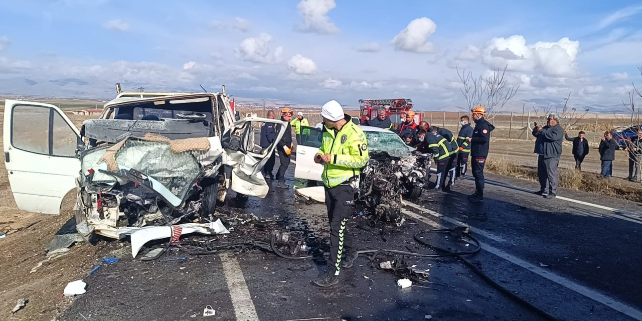 Kamyonet İle Otomobil Çarpıştı; 1 Ölü, 2 Yaralı