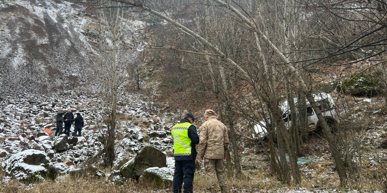 Otomobil, Şarampole Yuvarlandı; Sürücü Ağır Yaralı, Eşi Öldü