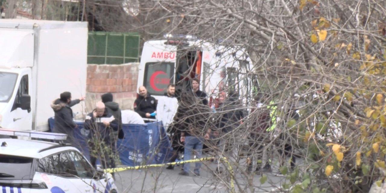 Gaziosmanpaşa’da Aracına Binerken Minibüsün Çarptığı Sürücü Hayatını Kaybetti