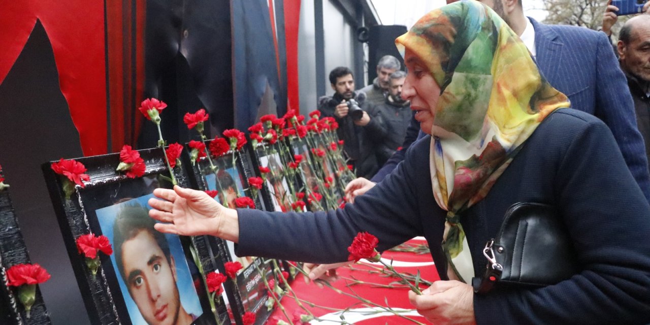 Diyarbakır'da Dershane Önündeki Bombalı Saldırıda Ölenler Anıldı