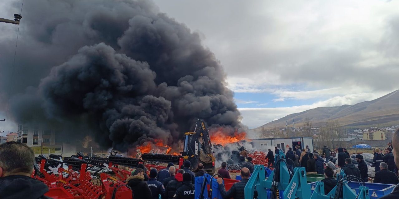 Sivas'ta Tarım Aletleri Satılan İş Yerinde Yangın