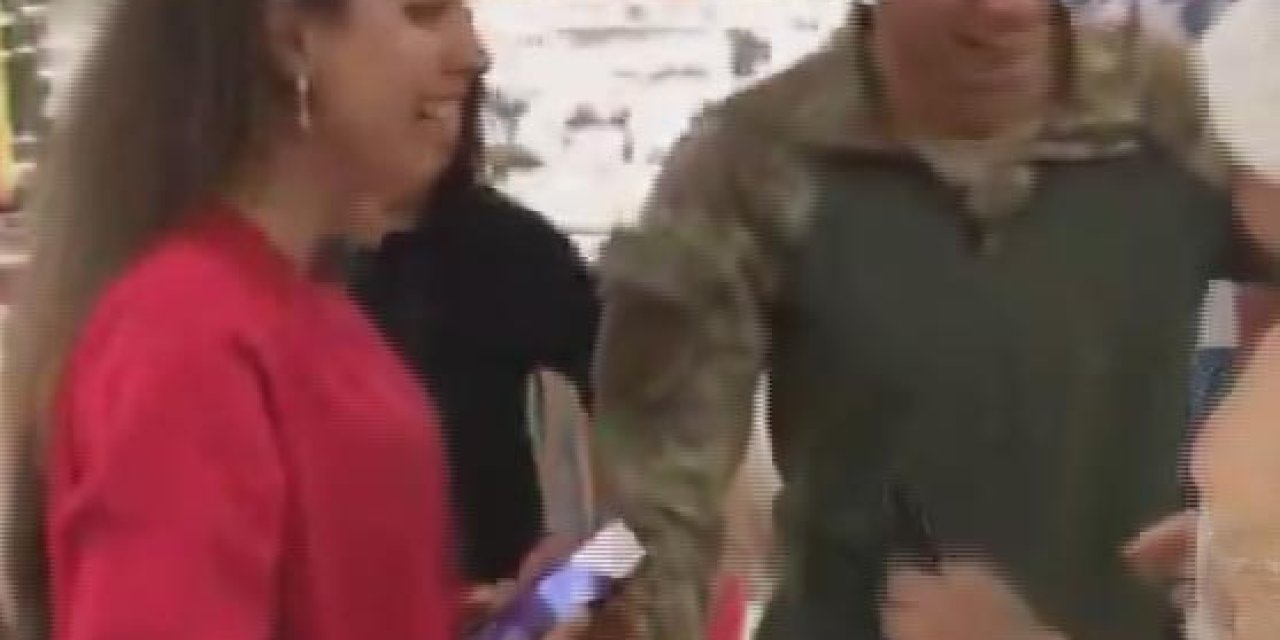 Terhis Olan Askerden Avm'deki Annesine Sürpriz