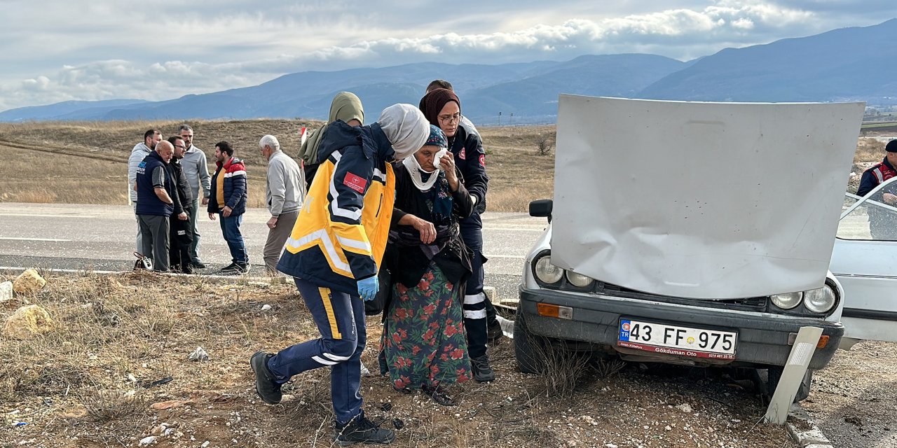 Kütahya'da 2 Otomobil Çarpıştı; 1'i Ağır, 8 Yaralı