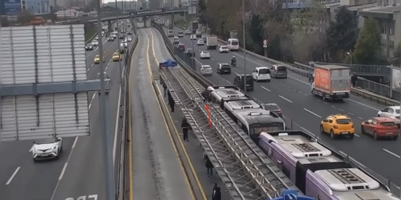 Video Çekmek İçin Metrobüsün Üzerine Çıkan Fenomen Güvenliklere Yakalandı