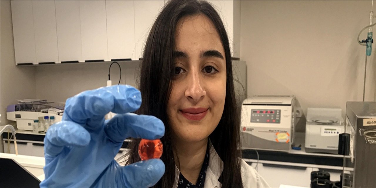 Üniversite öğrencisinden pet şişelere karşı "yenilebilir su topu" projesi