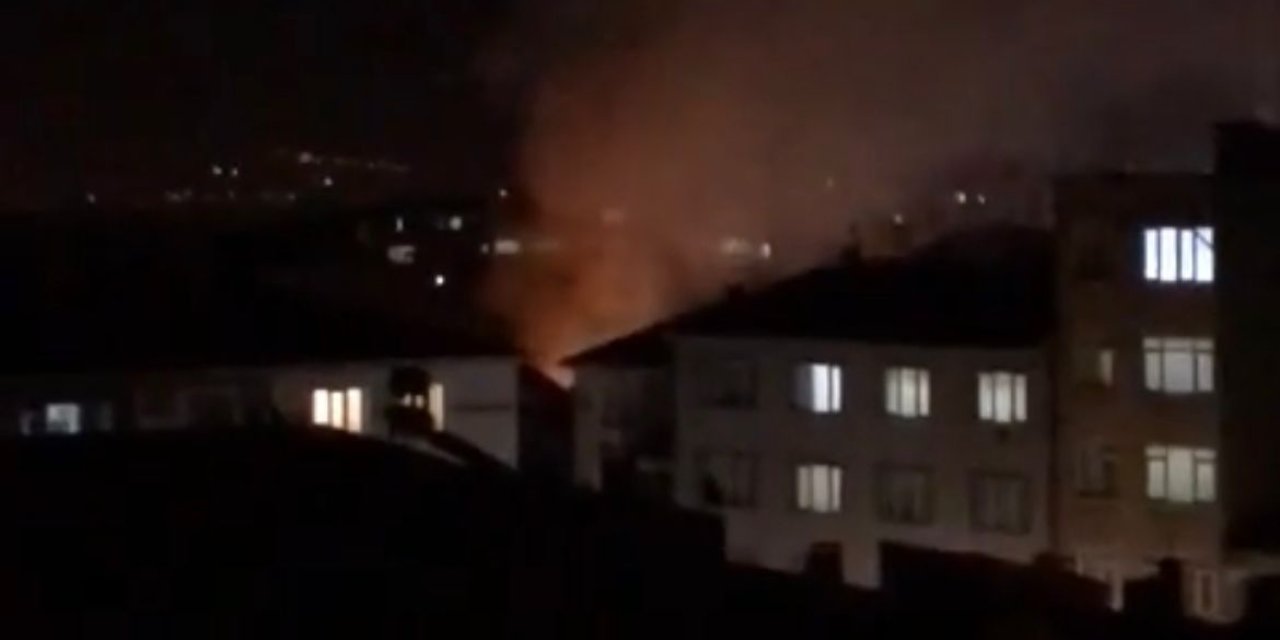 Bursa'da 3 Katlı Apartmanın Terasında Çıkan Yangın Söndürüldü