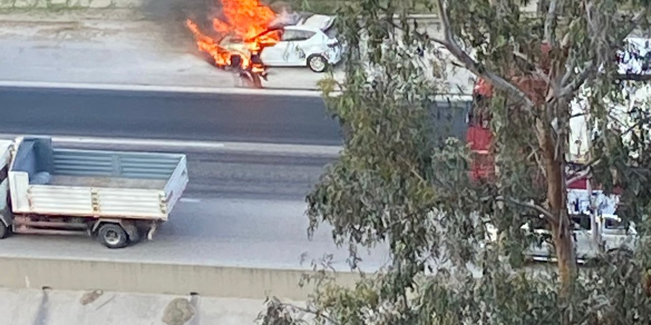 Seyir Halinde Motoru Tutuşan Otomobil, Kullanılmaz Hale Geldi