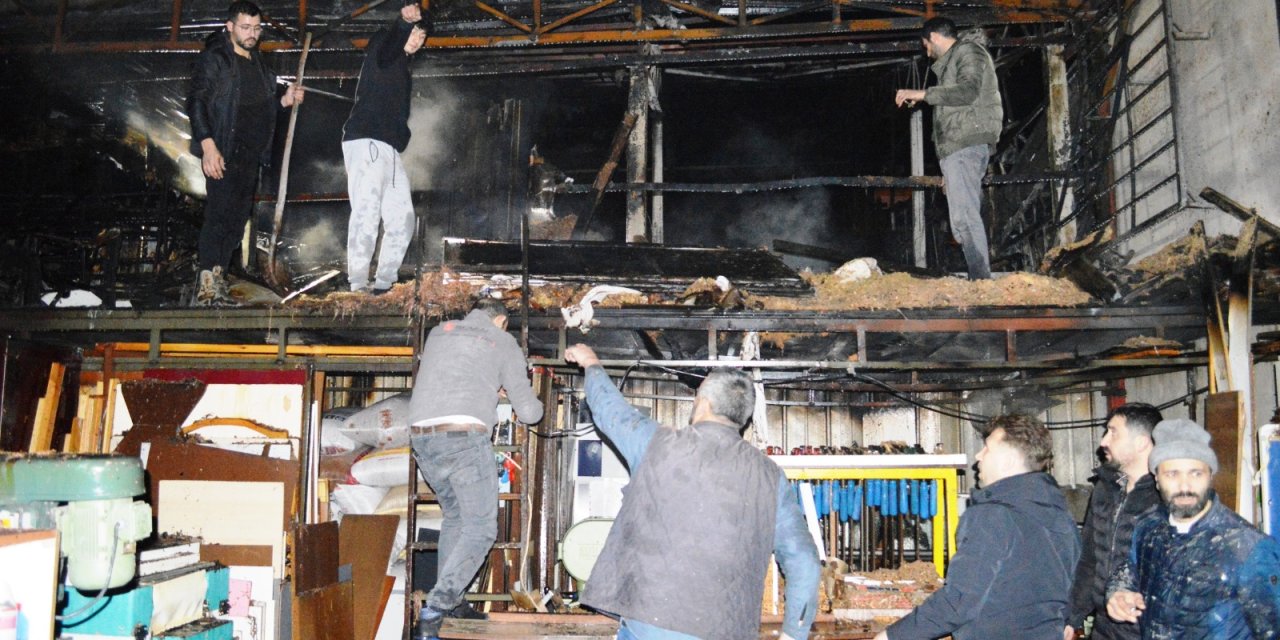 Ankara'da Palet Üretim Tesisinde Çıkan Yangın, Mobilya İmalathanesine De Sıçradı