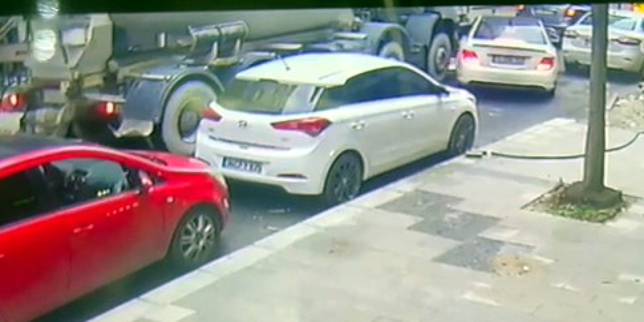 Avcılar'da Beton Mikseri Otomobile Çarptı