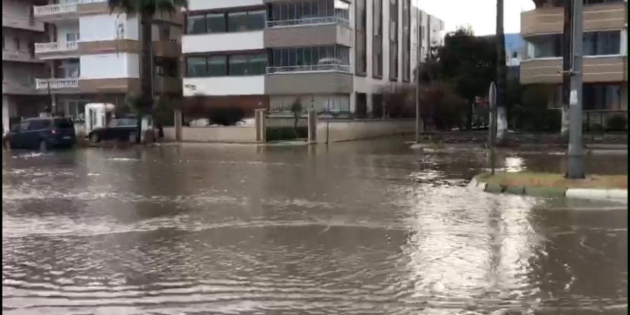 İskenderun'da Sağanak; Yollar Yine Göle Döndü