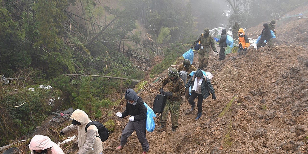 Japonya’da Çalışmalar Yıkımın Şiddetli Yaşandığı İki Kentte Yoğunlaştı - Ek Fotoğraflar