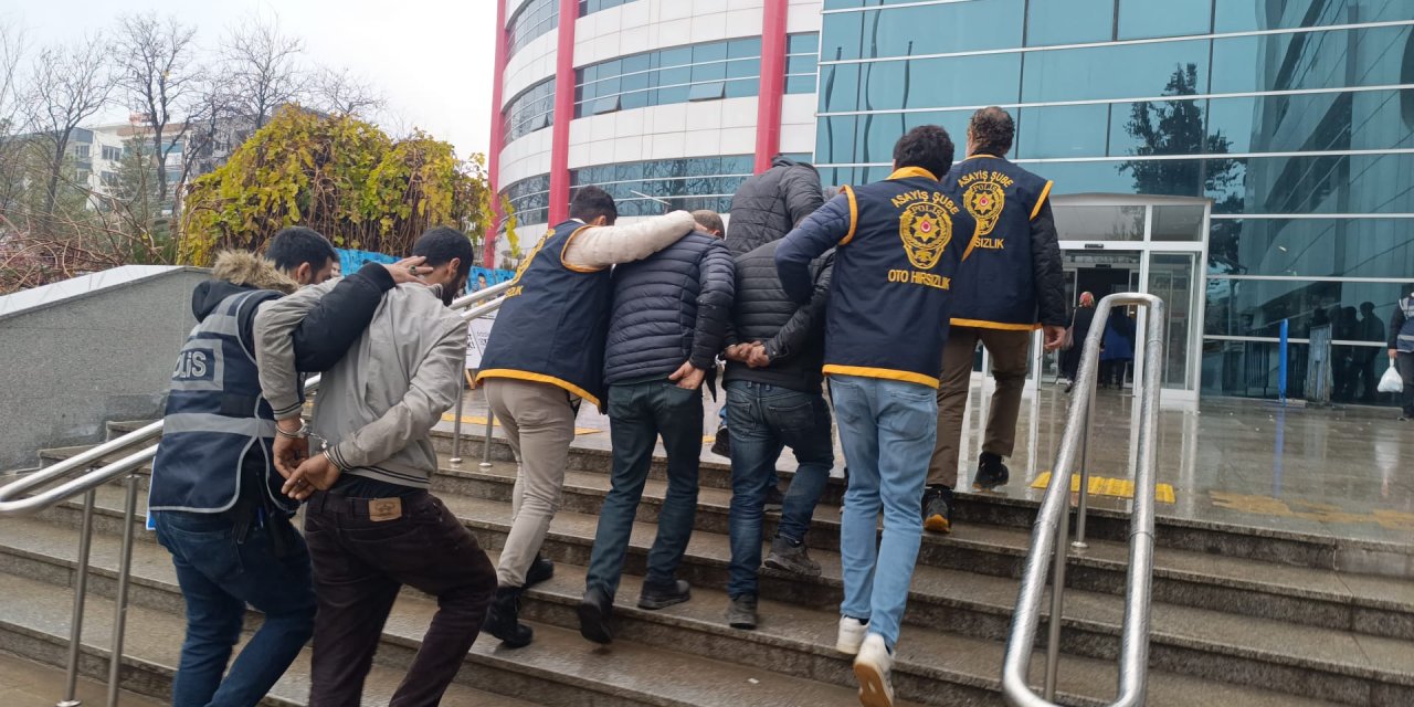 Adıyaman'da Hasarlı Binalardan Kombi Hırsızlığına 5 Gözaltı