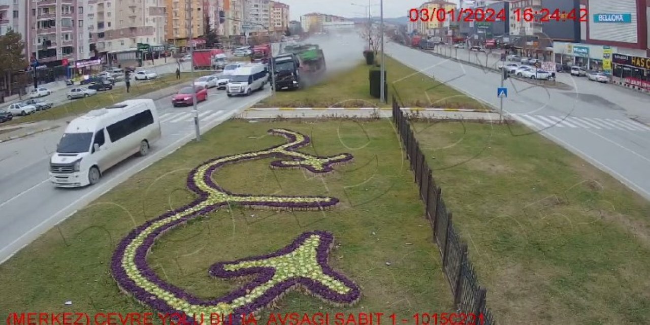 Işıkta Bekleyen Araçlara Çarpmamak İçin Şoför Manevra Yaptı; Tır, Refüje Çıktı