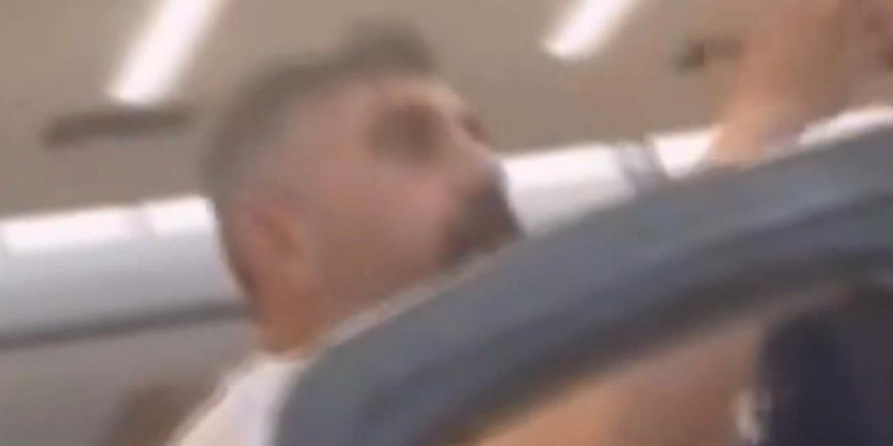 Sabiha Gökçen Havalimanı'nda Uçak Kapısını Karıştıran Yolcu Görevlilerle Tartıştı