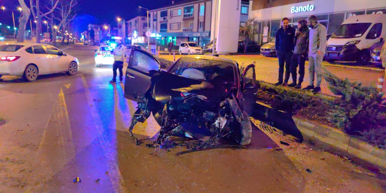 Kontrolden Çıkıp Ağaca Çarpan Otomobilin Motoru Koptu, Sürücü Yaralandı