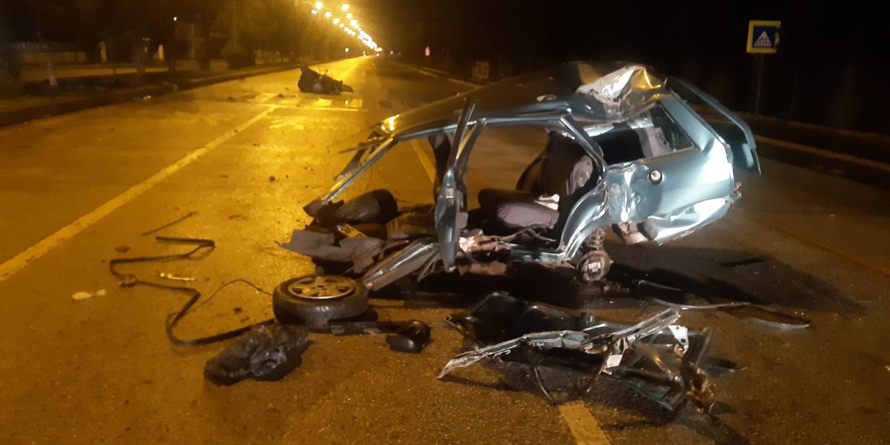 Aydınlatma Direğine Çarpan Otomobil İkiye Bölündü, Sürücü Yaralandı