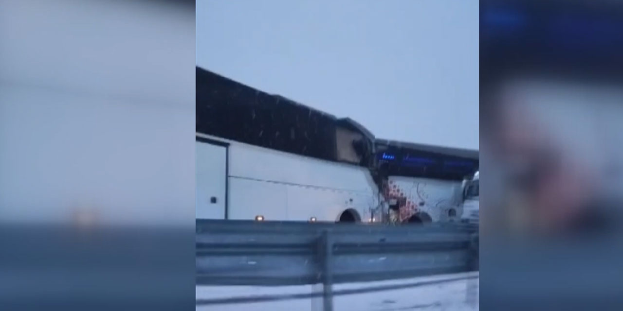 Kars'ta iki otobüsün karıştığı zincirleme trafik kazasında 2 kişi öldü, 8 kişi yaralandı