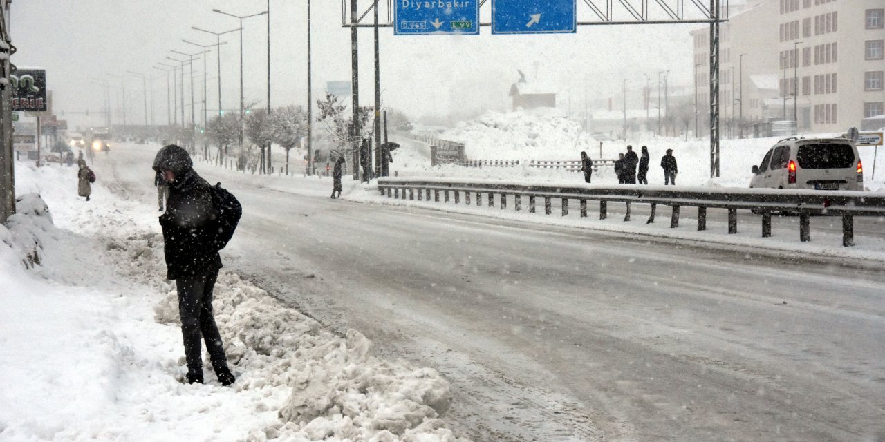 Bitlis'te Kar Yağışı; 44 Köy Yolu Kapandı, Eğitime 1 Gün Ara Verildi