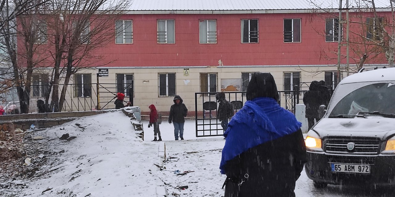 Van'da 234 Yerleşim Yerinin Yolu Kardan Kapandı