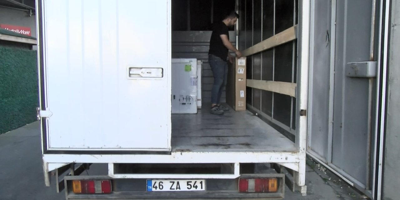 Beylikdüzü'nde Dakikalar İçinde Kamyonetten Beyaz Eşya Hırsızlığı Kamerada