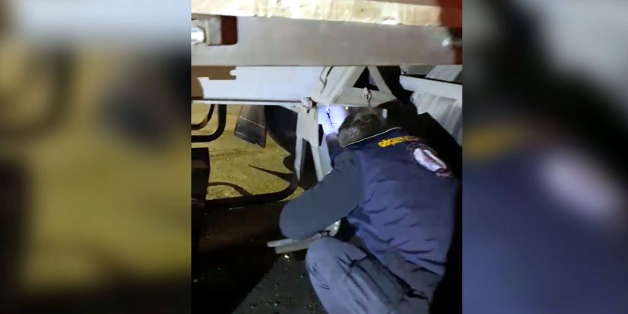 Tır'ın Dorsesindeki Gizli Bölmeden 2 Kaçak Göçmen Çıktı