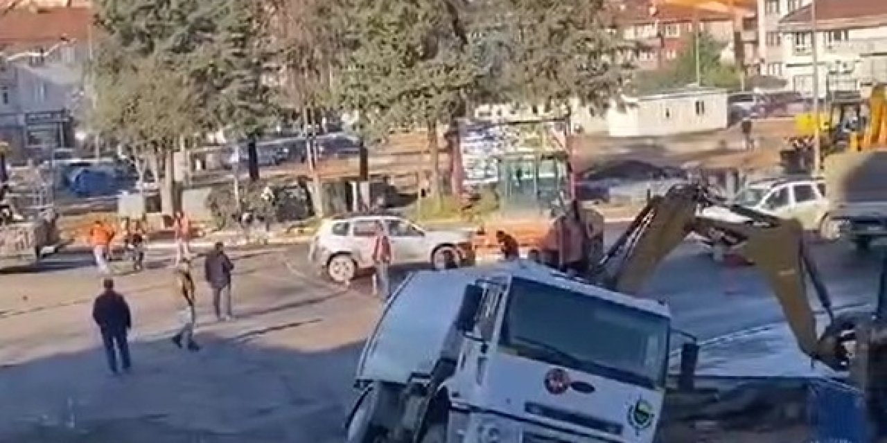 Çöken Yolda Kalan Kamyon İş Makineleriyle Çıkarıldı