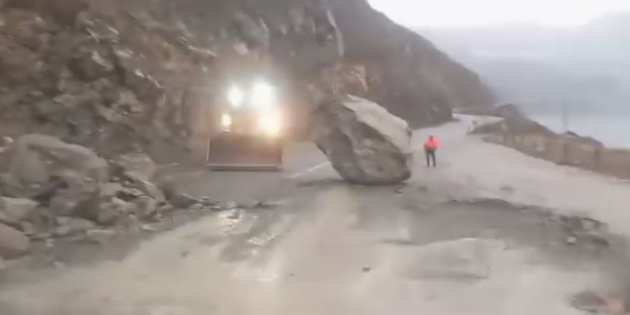 Artvin’de Heyelan; Dev Kaya Yola Düştü