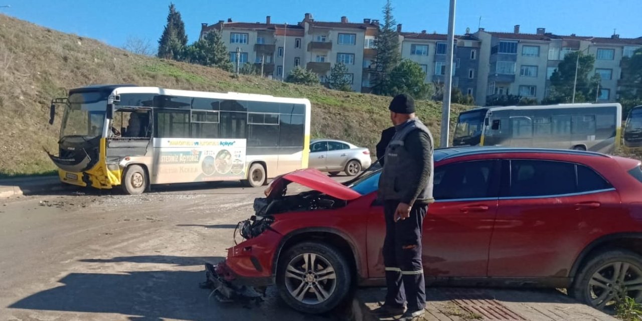 Özel Halk Otobüsüyle Çarpışan Otomobilin Sürücü Yaralandı