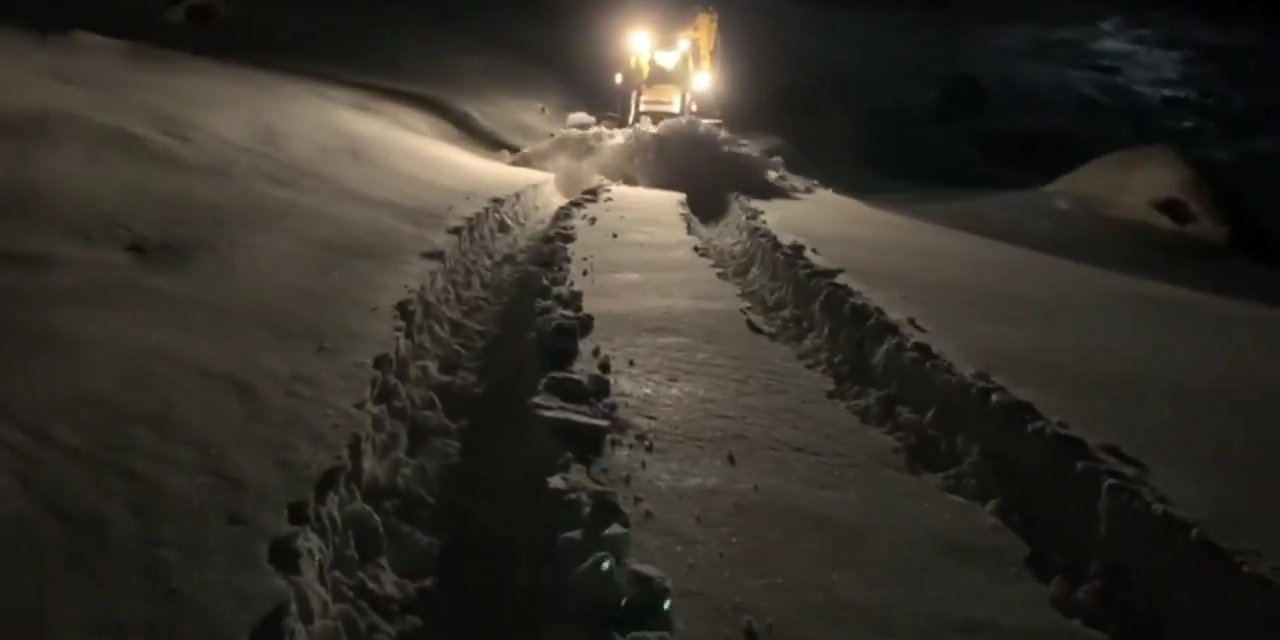 Şırnak'ta Kar Yağışı; 14 Yerleşim Yerinin Yolu Kapandı