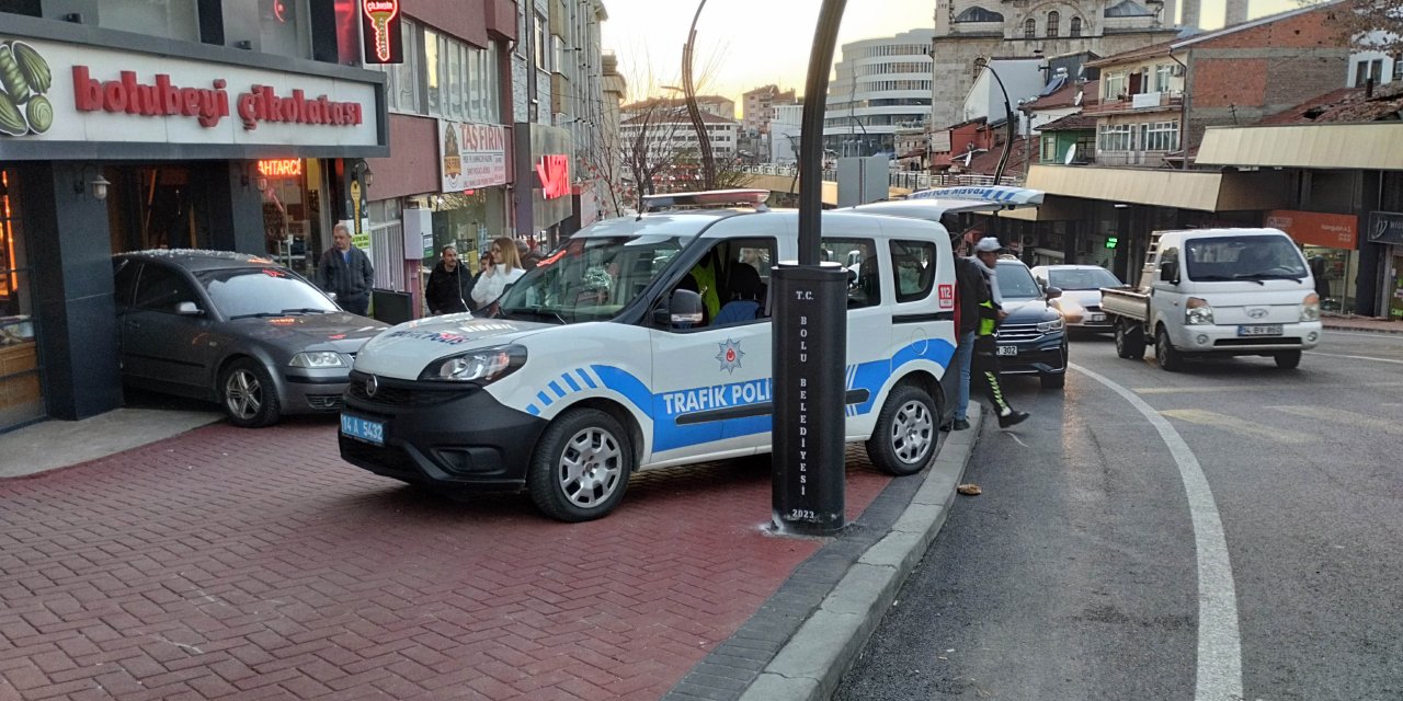 El Freni Çekilmeyen Otomobil Çikolata Dükkanına Girdi; O Anlar Kamerada
