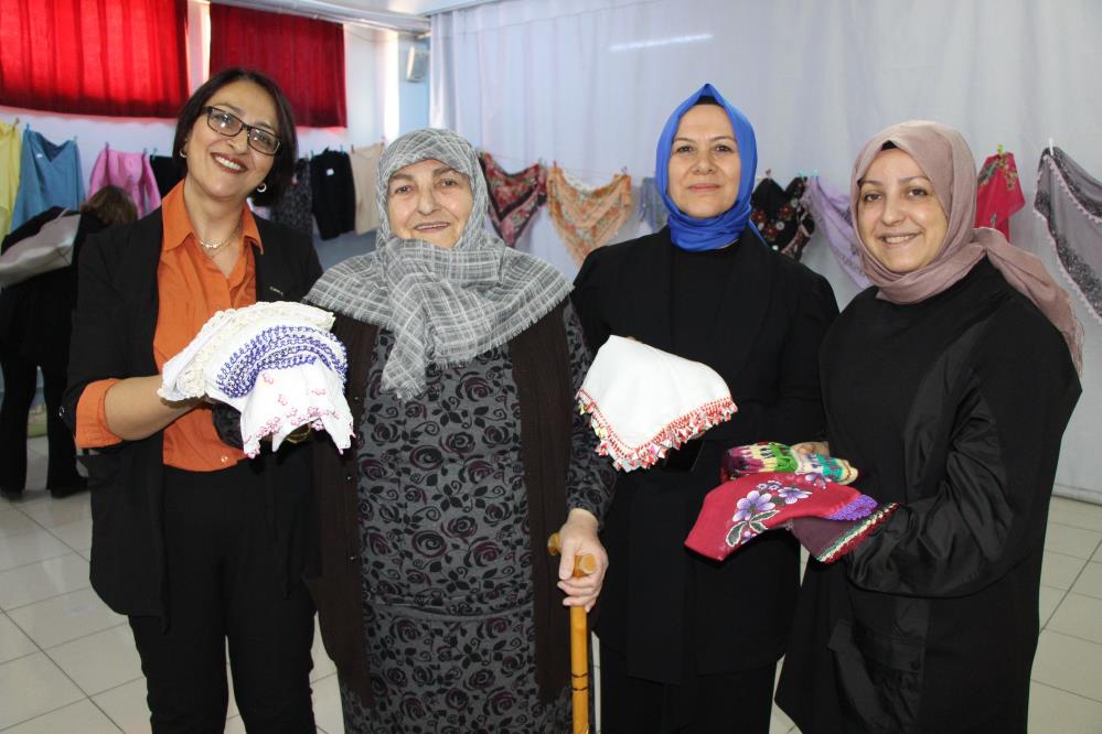 Hayriye nine çeyizlik eşyalarını satıp okula kitap alacak