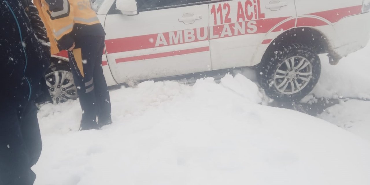 Siirt'te Yolda Mahsur Kalan Ambulansı Karla Mücadele Ekipleri Kurtardı