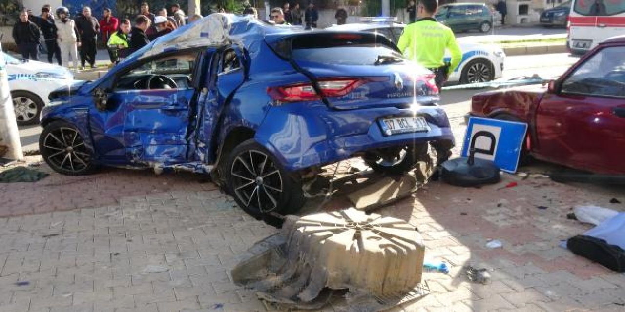 Otomobil, Otobüs Durağına Daldı; Evli Çift Yaşamını Yitirdi