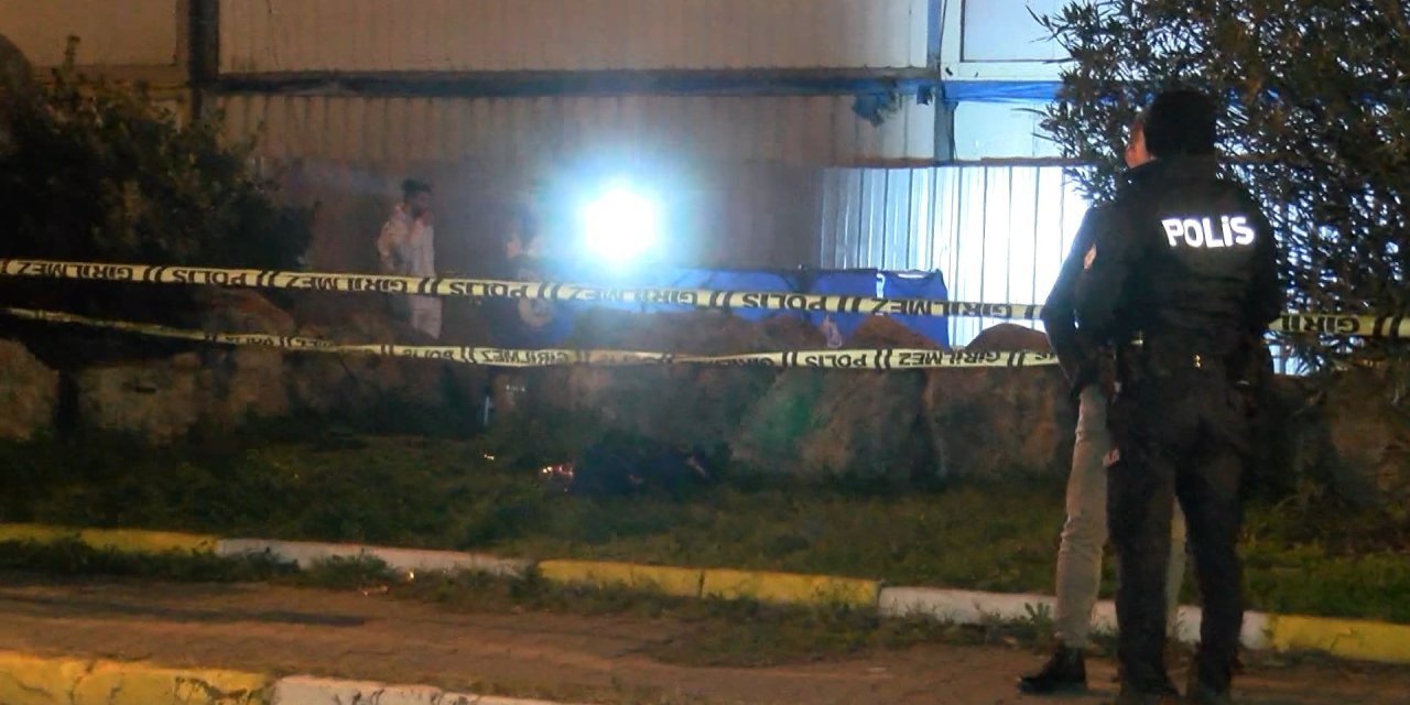 Sultanbeyli'de Yol Kenarında Erkek Cesedi Bulundu