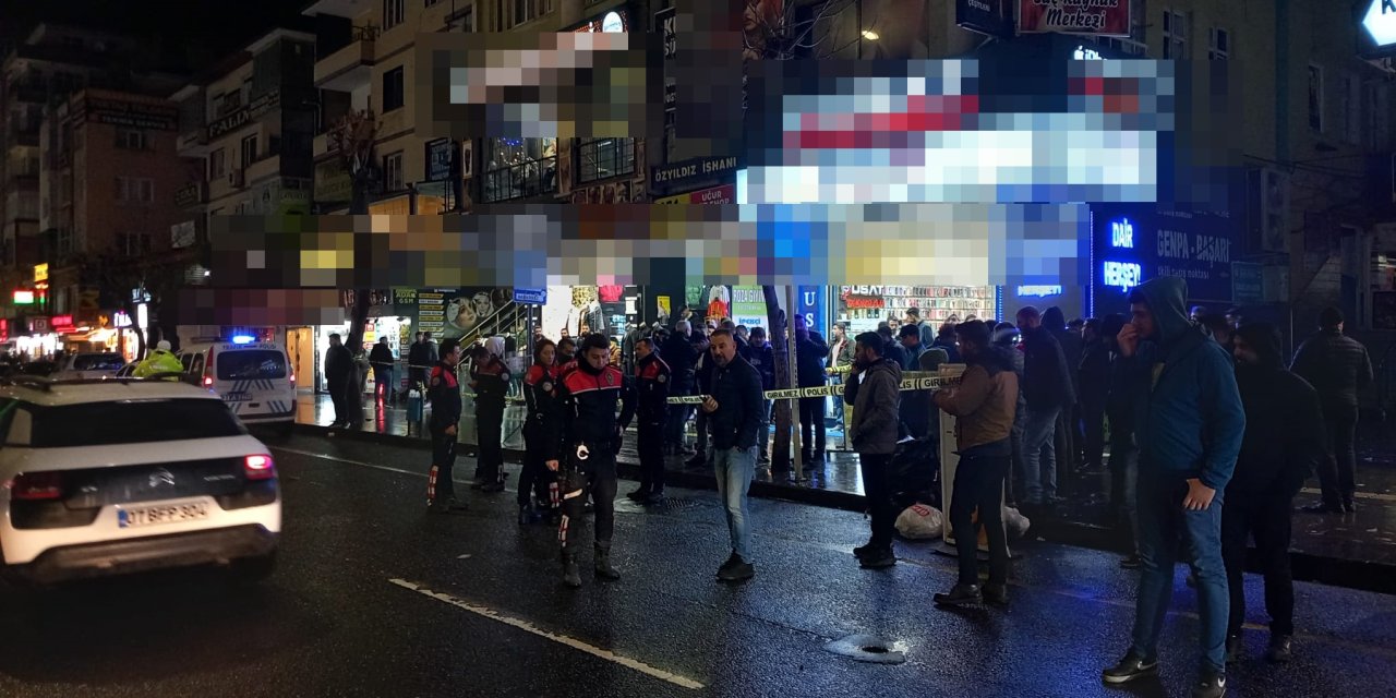 Sokakta Rastgele Ateşlediği Tabancadan Çıkan Kurşunlar, Minibüs Sürücüsü İle Yayaya İsabet Etti