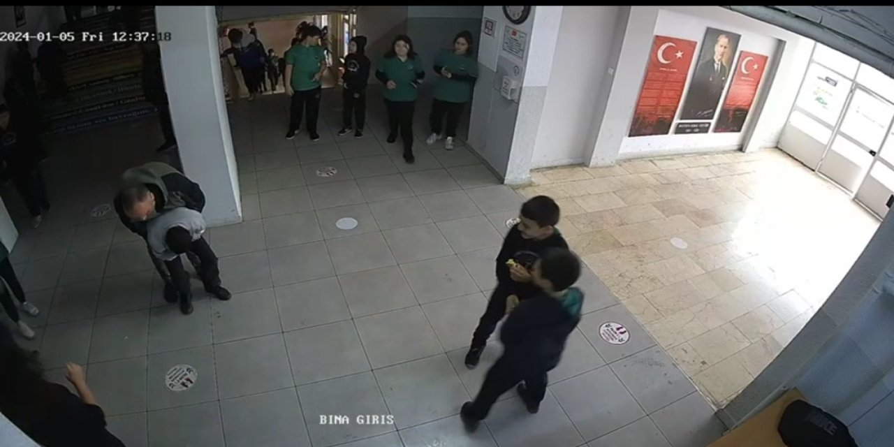 Nefes Borusuna Yemek Kaçan Öğrencisini 'Heimlich' Manevrasıyla Kurtardı; O Anlar Kamerada