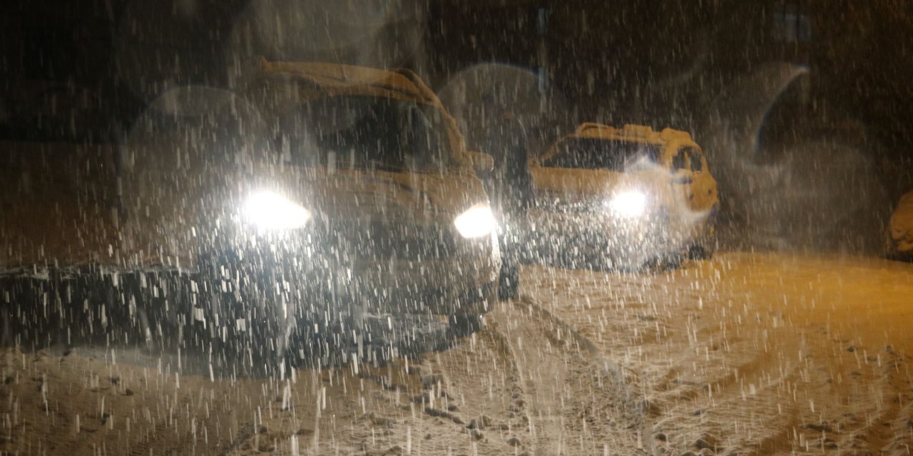 Yüksekova'da Kar Ve Tipi; Yüksek Kesimlerde Kar Kalınlığı 40 Santimetreye Ulaştı