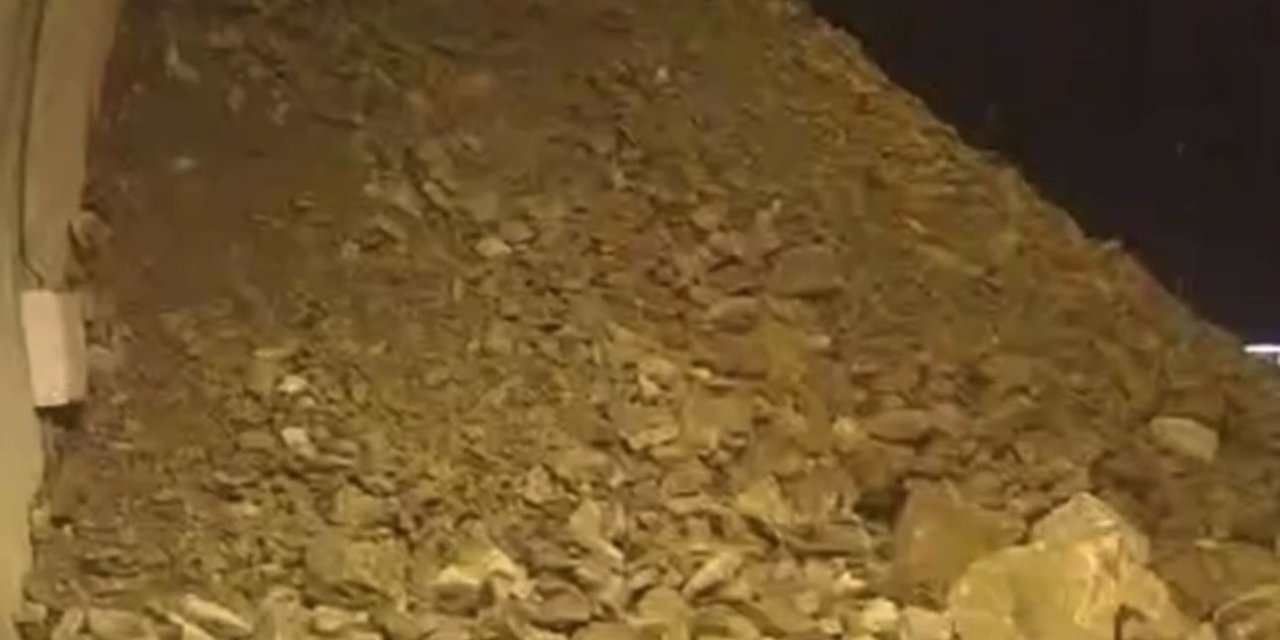 Artvin- Erzurum Karayolunda Heyelan; Yol Kapandı, Ekipler Çalışma Başlattı