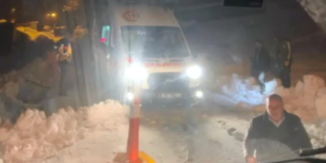 Ağrı'da Kardan Yolu Kapanan Köydeki Hastanın Yardımına Ekipler Koştu